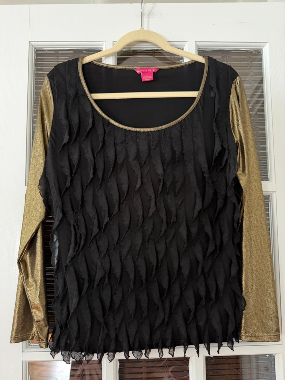 Sunny Leigh Women’s L Black Gold Ruffle Front Long Sleeve Blouse | SKU 0154